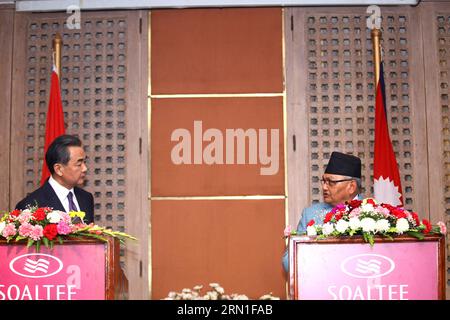 (141226) -- KATHMANDU, 26 dicembre 2014 -- il ministro degli Esteri cinese Wang Yi (L) e il suo omologo nepalese Mahendra Bahadur Pandey tengono una conferenza stampa congiunta a Kathmandu, Nepal, 26 dicembre 2014. ) NEPAL-CINA-FMS-CONFERENZA STAMPA PratapxThapa PUBLICATIONxNOTxINxCHN Kathmandu DEC 26 2014 i ministri degli Esteri cinesi Wang Yi l e la sua parte nepalese Mahendra Bahadur Pandey tengono una conferenza stampa congiunta a Kathmandu Nepal DEC 26 2014 Nepal Cina FMS Conferenza stampa PUBLICATIONxNOTxINxCHN Foto Stock