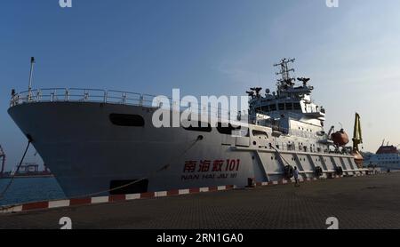 (141230) -- HAIKOU, 30 dicembre 2014 -- foto scattata il 30 dicembre 2014 mostra la nave di salvataggio cinese Nanhaijiu 101 ormeggiata in un porto di Haikou, capitale della provincia di Hainan della Cina meridionale. La Cina ha annunciato il 29 dicembre 2014 che invierà aerei e navi per unirsi ai lavori di ricerca e salvataggio per il volo QZ8501 di AirAsia mancante. Di gran lunga, una fregata della marina in pattuglia di routine nel Mar Cinese meridionale si dirige verso le acque dove il jet è scomparso. Inoltre, sono in attesa anche la pattuglia cinese Haixun 31, la nave di salvataggio Nanhaijiu 101 e Nanhaijiu 115. ) (HDT) CHINA-HAIKOU-AIRASIA FLIGHT-RESCUE (CN) ZHAOXY Foto Stock