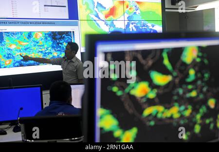 (141230) -- GIACARTA, 30 dicembre 2014 -- un funzionario della Meteorology and Geophysics Agency indonesiana punta lo schermo del meteo intorno all'isola di Bangka-Belitung e al Kalimantan occidentale, a Giacarta, Indonesia, 30 dicembre 2014. Gli oggetti sospettati di far parte di un aereo passeggeri di AirAsia scomparso sono stati avvistati nel Mar di Giava al largo dell'Indonesia martedì, ha detto un ufficiale dell'Air Force. (Lyi) INDONESIA-GIACARTA-MONITORAGGIO METEOROLOGICO AgungxKuncahyaxB. PUBLICATIONxNOTxINxCHN Jakarta DEC 30 2014 a Official of Indonesia S Meteorology and Geophysics Agency punta lo schermo del tempo intorno a Bangka Islanda e WEST K Foto Stock