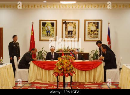 (141230) -- PHNOM PENH, 30 dicembre 2014 -- il vice primo ministro cambogiano e ministro degli Esteri Hor Namhong (4th L) e il consigliere di Stato cinese in visita Yang Jiechi (3rd L) presiedono una cerimonia di firma dei documenti per la cooperazione bilaterale tra Cambogia e Cina a Phnom Penh, capitale della Cambogia, il 30 dicembre 2014. Il secondo incontro del Comitato intergovernativo di coordinamento tra Cambogia e Cina, copresieduto da Hor Namhong e Yang Jiechi, è iniziato qui martedì con l'obiettivo di approfondire il partenariato strategico globale di cooperazione tra le due nazioni). CAMBOD Foto Stock