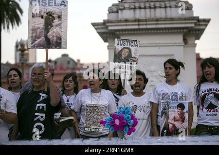 La gente tiene striscioni e grida slogan durante una manifestazione per la tragedia del Cromanon avvenuta dieci anni fa, a Buenos Aires, Argentina, il 30 dicembre 2014. Il decimo anniversario dell'incendio nella discoteca Cromanon che ha ucciso 194 persone morte e ferito più di 700 si è tenuto martedì. Durante la giornata si sono svolte una serie di attività in diverse parti della città. ) ARGENTINA-BUENOS AIRES-SOCIETÀ-ANNIVERSARIO MARTINxZABALA PUBLICATIONxNOTxINxCHN celebrità tengono Banners e slogan gridare durante una dimostrazione per la tragedia si è verificata dieci anni a Buenos Aires Argentina IL DEC 30 2014 Foto Stock