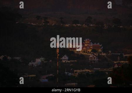 Una mattinata di sole brilla attraverso le cime attraverso un sottile strato di nebbia, creando bellissimi binari ferroviari, il paesaggio di Dalat, il paesaggio suburbano di Dalat, il paesaggio vietnamita Foto Stock