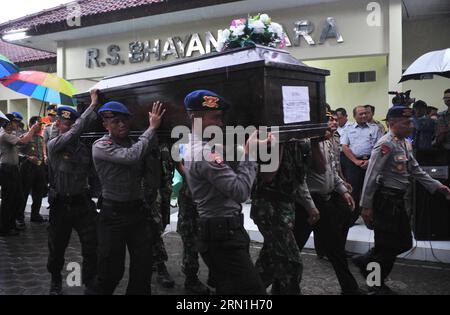 AKTUELLES ZEITGESCHEHEN Absturz von AirAsia-Flug QZ8501 - Angehörige trauern (150101) -- SURABAYA, 1 gennaio 2015 -- la polizia indonesiana porta la bara di Hayati Lutfiah Hamid, una delle vittime del volo AirAsia QZ8501, dopo averla consegnata alla sua famiglia all'ospedale Bhayangkara di Surabaya, Indonesia, 1 gennaio 2015. Hayati Lutfiah Hamid è uno dei due corpi identificati con successo da esperti di identificazione delle vittime di disastro (DVI). Secondo uno dei parenti di Hayati, il funerale sarà eseguito a breve nella città di Surabaya.)(zhf) INDONESIA-SURABAYA-AIRASIA-VITTIMA-IDENTIFICAZIONE-F. Foto Stock