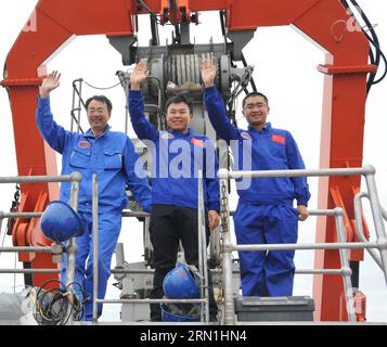 (150103) -- A BORDO DI XIANGYANGHONG 09, 3 gennaio 2015 -- lo scienziato cinese Ding Kang, il pilota Tang Jialing e il pilota tirocinante Chen Yunsai (L- R) si rivolgono ai loro colleghi prima di entrare a Jiaolong, sommergibile con equipaggio in alto mare cinese, per una missione esplorativa sulla sua portaerei Xiangyanghong 09 nell'Oceano Indiano. Jiaolong il sabato ha continuato a tuffarsi nell'Oceano Indiano sudoccidentale per esplorare le sorgenti idrotermali attive sul fondo marino. (hdt) INDIAN OCEAN-CHINA-JIAOLONG-DIVE (CN) ZhangxXudong PUBLICATIONxNOTxINxCHN a bordo del 3 gennaio 2015 Chinese Scientist Thing Kang Pilot Tang Jialing e Pilot tra Foto Stock