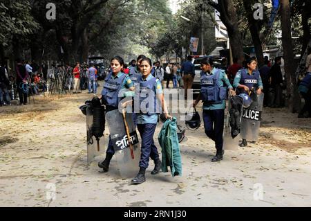 (150104) -- DACCA, 4 gennaio 2015 -- poliziotti del Bangladesh stanno di guardia vicino alla residenza dell'ex primo ministro Khaleda Zia a Dacca, Bangladesh, 4 gennaio 2015. L'ex primo ministro del Bangladesh Khaleda Zia, anche presidente del BNP, è rimasta chiusa all'interno del suo ufficio nella capitale Dhaka's Gushan enclave diplomatica da sabato sera. La polizia ha anche rinchiuso il quartier generale della BNP dopo averla perquisita. )(zhf) BANGLADESH-DHAKA-ex-PM-OFFICE-CORDONE OFF SharifulxIslam PUBLICATIONxNOTxINxCHN Dhaka 4 gennaio 2015 le donne della polizia bengalese stanno di guardia vicino alla residenza dell'ex primo Mini Foto Stock