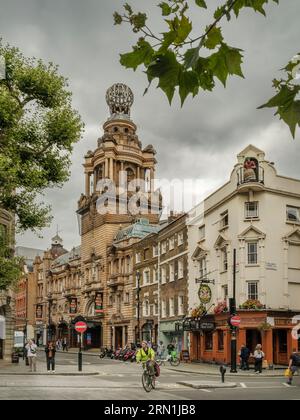 St Martin's Lane, City of Westminster - Londra. St Martin's Lane parte dalla chiesa di St Martin-in-the-Fields, da cui prende il nome, vicino a Trafalgar Foto Stock