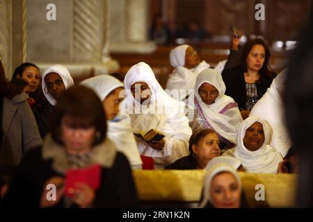 I cristiani copti partecipano alla messa della vigilia di Natale copta