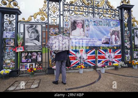 Kensington Londra Regno Unito. 31 agosto 2023 la principessa Diana è ricordata nella sua ex residenza a Kensington Palace. Oggi ricorre il 26° anniversario della principessa Diana del Galles, tragicamente morta il 31 agosto 1997 in un incidente stradale a Parigi. Credit amer ghazzal/Alamy Live News Foto Stock