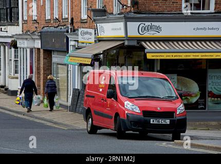 Furgone della Royal mail parcheggiato per strada a Tadcaster, North Yorkshire, Inghilterra, Regno Unito Foto Stock