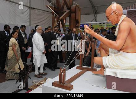 (150109) -- GANDHINAGAR, 8 gennaio 2015 -- il primo ministro indiano Narendra modi (2nd L Front) visita una mostra a Gandhinagar, India, 8 gennaio 2015. ) INDIA-GANDHINAGAR-MODI Stringer PUBLICATIONxNOTxINxCHN GANDHINAGAR 8 gennaio 2015 Indian prime Minister Narendra Modes 2nd l Front Visitations to Exhibition in GANDHINAGAR India 8 gennaio 2015 India GANDHINAGAR Modes Stringer PUBLICATIONxNOTxINxCHN Foto Stock