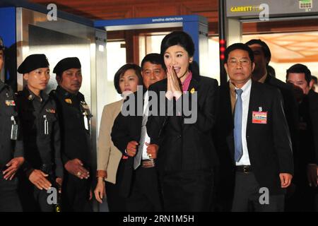 (150109) -- BANGKOK, 9 gennaio 2015 -- l'ex primo ministro tailandese Yingluck Shinawatra (C) arriva all'edificio del parlamento di Bangkok il 9 gennaio 2015. L'Assemblea legislativa nazionale tailandese aprirà un procedimento di impeachment contro Yingluck Shinawatra venerdì e si prevede che rilasci una dichiarazione di difesa. Yingluck è accusato di inadempienza al dovere di supervisionare un controverso schema di impegno del riso. ) (Azp) THAILANDIA-BANGKOK-YINGLUCK Rachenxsageamsak PUBLICATIONxNOTxINxCHN Bangkok 9 gennaio 2015 l'ex primo ministro tailandese Yingluck Shinawatra C arriva AL Parlamento di Bangkok Ja Foto Stock