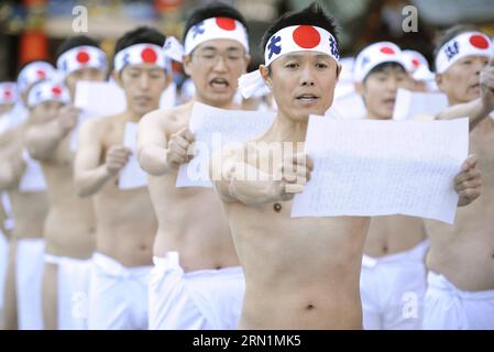 I credenti nello Shinoismo leggono l'antica liturgia giapponese prima di un festival annuale di resistenza al freddo presso il santuario shintoista Kanda Myojin a Tokyo, in Giappone, 10 gennaio 2015. Circa 40 credenti dello Shinoismo tra i 14 e i 67 anni versarono acqua fredda sui loro corpi per purificare le loro anime. JAPAN-TOKYO-RELIGION Stringer PUBLICATIONxNOTxINxCHN Believers in Read Ancient Japanese Liturgy prima dell'Annual Cold Endurance Festival PRESSO il santuario shintoista Kanda Myojin a Tokyo Giappone 10 gennaio 2015 circa 40 credenti tra i 14 e i 67 anni hanno versato acqua fredda SUI loro corpi per purificare le loro anime Japan Tokyo Religio Foto Stock