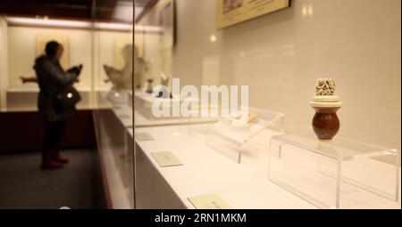 Un visitatore scatta foto delle mostre in una nuova sala espositiva del Museo del Palazzo Imperiale a Shenyang, capitale della provincia di Liaoning della Cina nord-orientale, 10 gennaio 2015. Una nuova sala espositiva è stata aggiunta al Museo del Palazzo Imperiale di Shenyang dopo un progetto di espansione. La nuova struttura mostra 99 pezzi di sculture e raffinati intagli che un tempo erano di proprietà della famiglia reale della dinastia Qing (1644-1911 d.C.). Espone anche immagini olografiche delle mostre del museo. YaoJianfeng) (lmm) CHINA-LIAONING-SHENYANG-IMPERIAL PALACE MUSEUM-EXPANSION (CN) YaoxJianfeng PUBLICATIONxNOTxINxCHN a sito Foto Stock