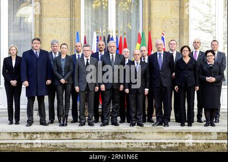 (150111) -- PARIGI, 11 gennaio 2015 () -- la foto fornita dal Ministero dell'interno francese mostra i partecipanti che posano per foto di famiglia durante un incontro organizzato dal ministro dell'interno francese Bernard Cazeneuve, durante il quale 11 ministri dell'interno europei si sono incontrati per discutere le misure per approfondire la cooperazione per prevenire futuri attacchi, a Parigi, in Francia, 11 gennaio 2015. Un vertice sulla lotta contro l'estremismo violento si terrà a Washington D. C. dopo che sono avvenuti mortali attacchi terroristici a Parigi, il procuratore generale degli Stati Uniti Eric Holder ha detto qui domenica. () VERTICE FRANCIA-PARIGI CONTRO L'ESTREMISMO VIOLENTO - WASHINGTON D.C. XIN Foto Stock