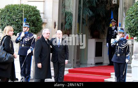 (150111) -- PARIGI, 11 gennaio 2015 -- il ministro degli interni francese Bernard Cazeneuve (4th L) dà il benvenuto a Dimitris Avramopoulos, commissario europeo per la migrazione, gli affari interni e la cittadinanza (3rd L) presso il ministero dell'interno francese, a Parigi, in Francia, 11 gennaio 2015. Un vertice sulla lotta contro l'estremismo violento si terrà a Washington D. C. dopo che sono avvenuti mortali attacchi terroristici a Parigi, il procuratore generale degli Stati Uniti Eric Holder ha detto qui domenica. ) FRANCIA-PARIGI-VERTICE CONTRO L'ESTREMISMO VIOLENTO - WASHINGTON D.C. ZhengxBin PUBLICATIONxNOTxINxCHN Parigi 11 gennaio 2015 ministri degli interni francesi Bernard Cazeneuve Foto Stock