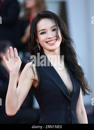 Venezia, Italia. 30 agosto 2023. Membro della giuria e attrice Shu Qi posa sul Red carpet della 80a Mostra Internazionale d'Arte cinematografica di Venezia, Italia, 30 agosto 2023. Mercoledì sera è iniziata la 80a Mostra Internazionale d'Arte cinematografica di Venezia, con una variegata selezione di film in gara per il prestigioso Premio Leone d'Oro. Crediti: Jin Mamengni/Xinhua/Alamy Live News Foto Stock