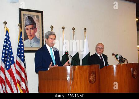 (150113) -- ISLAMABAD, 13 gennaio 2015 -- il segretario di Stato americano John Kerry (L) partecipa a una conferenza stampa congiunta con il consigliere pakistano del primo ministro per la sicurezza nazionale e gli affari esteri Sartaj Aziz a Islamabad, capitale del Pakistan, 13 gennaio 2015. John Kerry martedì ha chiesto un'azione contro tutti i gruppi militanti, compresi i talebani afghani, la rete Haqqani e il Lashkar-e-Tayyeba. (Zjy) PAKISTAN-ISLAMABAD-US-JOHN KERRY-CONFERENZA STAMPA SaadiaxSeher PUBLICATIONxNOTxINxCHN Islamabad 13 gennaio 2015 il Segretario di Stato Degli Stati Uniti John Kerry l partecipa a una conferenza stampa congiunta con Pa Foto Stock