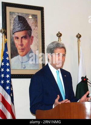 (150113) -- ISLAMABAD, 13 gennaio 2015 -- il Segretario di Stato americano John Kerry partecipa a una conferenza stampa congiunta con il consigliere pakistano del primo Ministro per la sicurezza nazionale e gli affari esteri Sartaj Aziz (non in foto) a Islamabad, capitale del Pakistan, 13 gennaio 2015. John Kerry martedì ha chiesto un'azione contro tutti i gruppi militanti, compresi i talebani afghani, la rete Haqqani e il Lashkar-e-Tayyeba. (Zjy) PAKISTAN-ISLAMABAD-US-JOHN KERRY-CONFERENZA STAMPA SaadiaxSeher PUBLICATIONxNOTxINxCHN Islamabad 13 gennaio 2015 il Segretario di Stato Degli Stati Uniti John Kerry partecipa a una conferenza stampa congiunta Foto Stock