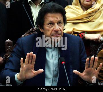 (150114) -- PESHAWAR, 14 gennaio 2015 -- il capo del Pakistan Tehreek-e-Insaf Imran Khan si rivolge a una conferenza stampa a Peshawar nel Pakistan nordoccidentale il 14 gennaio 2015. Pakistan Tehreek-e-Insaf (PTI) il presidente Imran Khan e sua moglie Reham Khan hanno incontrato proteste da parte di genitori arrabbiati fuori dai cancelli della scuola pubblica dell'esercito (APS) a Peshawar mercoledì. ) PAKISTAN-PESHAWAR-IMRAN KHAN-CONFERENZA STAMPA AhmadxSidique PUBLICATIONxNOTxINxCHN Peshawar 14 gennaio 2015 Pakistan Tehreek e Insaf Capo Imran Khan affronta una conferenza stampa nel Peshawar DEL Pakistan nordoccidentale IL 14 gennaio 2015 Pakistan Tehreek e Insaf PT Foto Stock