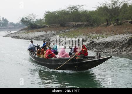 La gente del posto prende un traghetto nell'area di Sunderbans del delta del Gange nel Bengala Occidentale, India, 17 gennaio 2015. Il delta del Gange è un delta fluviale situato nella regione del Bengala nell'Asia meridionale, costituito dal Bangladesh e dallo stato del Bengala Occidentale, in India. È il delta più grande del mondo. Patrimonio dell'umanità dell'UNESCO, l'area Sunderbans dell'India ospita molte foreste di mangrovie e animali. La gente del posto vive di pesca, agricoltura e utilizza i traghetti per spostarsi. Molti villaggi usano l'energia solare a causa della mancanza di normale alimentazione elettrica. ) (lmz) INDIA-GANGE DELTA-DAILY LIFE ZhengxHuansong PUBLICATIONxNOTxI Foto Stock