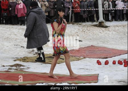 (150119) -- NARVA, 19 gennaio 2015 -- Un credente estone russo ortodosso prende un bagno d'acqua di ghiaccio come parte delle celebrazioni dell'Epifania a Narva, nord-est dell'Estonia, 19 gennaio 2015. Migliaia di seguaci della Chiesa ortodossa russa si sono tuffati in fiumi ghiacciati e stagni in tutto il paese per celebrare l'Epifania, ripulendosi con acqua ritenuta Santa per quel giorno. (Foto Xinhua/) CELEBRAZIONI ESTONIA-NARVA-EPIFANIA SergeixStepanov PUBLICATIONxNOTxINxCHN Narva 19 gennaio 2015 un credente ortodosso estone russo prende il bagno d'acqua di GHIACCIO come parte delle celebrazioni dell'Epifania a Narva Nord-Est Estonia 19 gennaio 2015 millan Foto Stock