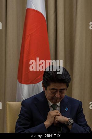 (150119) -- GERUSALEMME, 19 gennaio 2014 -- in visita al primo ministro giapponese Shinzo Abe ascolta il presidente israeliano Reuven Rivlin nella residenza del presidente a Gerusalemme, il 19 gennaio 2015. Il primo ministro giapponese Shinzo Abe ha detto domenica che il suo paese spera di rafforzare la cooperazione economica con Israele. ) MIDEAST-GERUSALEMME-ISRAELE-GIAPPONE-DIPLOMAZIA LixRui PUBLICATIONxNOTxINxCHN Gerusalemme 19 gennaio 2014 in visita ai primi ministri giapponesi Shinzo ABE ascolta il presidente israeliano Reuven Rivlin NELLA residenza del presidente a Gerusalemme IL 19 gennaio 2015 IL primo ministro giapponese Shinzo ABE ha detto domenica T. Foto Stock