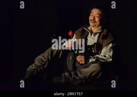 La commedia Uncle Vanya dello scrittore russo Anton Chekhov è messa in scena dal Beijing People's Art Theater di Pechino, capitale della Cina, 19 gennaio 2015. ) (wh) CHINA-BEIJING- UNCLE VANYA -PERFORMANCE (CN) TangxShizeng PUBLICATIONxNOTxINxCHN Lo spettacolo dello scrittore russo Anton Chekhov Uncle Vanya È messo in scena dal Teatro d'Arte delle celebrità di Pechino a Pechino capitale della Cina 19 gennaio 2015 WH China Beijing Uncle Vanya Performance CN PUBLICATIONxNOTxINxCHN Foto Stock