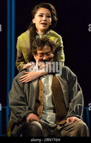 La commedia Uncle Vanya dello scrittore russo Anton Chekhov è messa in scena dal Beijing People's Art Theater di Pechino, capitale della Cina, 19 gennaio 2015. ) (wh) CHINA-BEIJING- UNCLE VANYA -PERFORMANCE (CN) TangxShizeng PUBLICATIONxNOTxINxCHN Lo spettacolo dello scrittore russo Anton Chekhov Uncle Vanya È messo in scena dal Teatro d'Arte delle celebrità di Pechino a Pechino capitale della Cina 19 gennaio 2015 WH China Beijing Uncle Vanya Performance CN PUBLICATIONxNOTxINxCHN Foto Stock