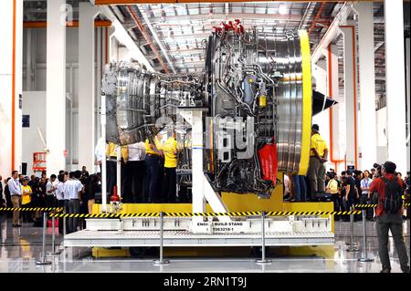 (150120) -- SINGAPORE, 20 gennaio 2015 -- foto scattata il 20 gennaio 2015 mostra un motore aeronautico Rolls-Royce Trent 1000 seduto su una piattaforma alla cerimonia di inaugurazione nel Rolls-Royce Seletar Campus di Singapore, 20 gennaio 2015. ) CERIMONIA DI PRESENTAZIONE DEL MOTORE SINGAPORE-AREO ThenxChihxWey PUBLICATIONxNOTxINxCHN Singapore 20 gennaio 2015 la foto scattata IL 20 gennaio 2015 mostra un motore Rolls Royce Trent 1000 Aero Engine seduto SU una piattaforma ALLA cerimonia di inaugurazione nel campus Rolls Royce Seletar di Singapore 20 gennaio 2015 Singapore Engine Unveiling Ceremony PUBLICATIONxNOTxINxCHN Foto Stock