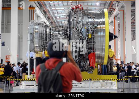 (150120) -- SINGAPORE, 20 gennaio 2015 -- foto scattata il 20 gennaio 2015 mostra un motore aeronautico Rolls-Royce Trent 1000 seduto su una piattaforma alla cerimonia di inaugurazione nel Rolls-Royce Seletar Campus di Singapore, 20 gennaio 2015. ) CERIMONIA DI PRESENTAZIONE DEL MOTORE SINGAPORE-AREO ThenxChihxWey PUBLICATIONxNOTxINxCHN Singapore 20 gennaio 2015 la foto scattata IL 20 gennaio 2015 mostra un motore Rolls Royce Trent 1000 Aero Engine seduto SU una piattaforma ALLA cerimonia di inaugurazione nel campus Rolls Royce Seletar di Singapore 20 gennaio 2015 Singapore Engine Unveiling Ceremony PUBLICATIONxNOTxINxCHN Foto Stock