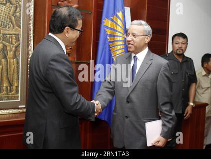 (150120) -- PHNOM PENH, 20 gennaio 2015 -- inviato delle Nazioni Unite per i diritti umani in Cambogia Surya P. Subedi (R, front) stringe la mano a Sam Rainsy (L), presidente del partito di opposizione Cambodia National Rescue Party a Phnom Penh, Cambogia, 20 gennaio 2015. Subedi martedì ha esortato i partiti al potere e all'opposizione a continuare la cultura del dialogo nella risoluzione delle questioni degli interessi nazionali. ) CAMBOGIA-PHNOM PENH-un-MEETING Sovannara PUBLICATIONxNOTxINxCHN Phnom Penh 20 gennaio 2015 inviato delle Nazioni Unite per i diritti umani in Cambogia Surya P r Front Shakes Hands with Sat Rainsy l Presidente dell'opposizione Foto Stock