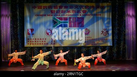 JOHANNESBURG, 20 gennaio 2015 -- gli atleti si esibiscono durante uno spettacolo di Kongfu a Johannesburg, in Sudafrica, il 20 gennaio 2015. Un totale di 12 atleti in visita dall'Associazione cinese Wushu hanno fatto uno spettacolo di Kongfu qui martedì. ) SUDAFRICA-JOHANNESBURG-CINA-KONGFU Show ZhaixJianlan PUBLICATIONxNOTxINxCHN Johannesburg 20 gennaio 2015 gli atleti si esibiscono durante uno Show di Kongfu a Johannesburg in Sudafrica IL 20 gennaio 2015 un totale di 12 atleti in visita dell'Associazione cinese Wushu hanno fatto uno Show di Kongfu qui martedì Sudafrica Johannesburg Cina Kongfu Show PUBLICATIONXNOTxINXCHN Foto Stock