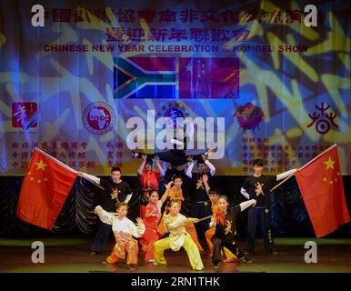 JOHANNESBURG, 20 gennaio 2015 -- gli atleti si esibiscono durante uno spettacolo di Kongfu a Johannesburg, in Sudafrica, il 20 gennaio 2015. Un totale di 12 atleti in visita dall'Associazione cinese Wushu hanno fatto uno spettacolo di Kongfu qui martedì. ) SUDAFRICA-JOHANNESBURG-CINA-KONGFU Show ZhaixJianlan PUBLICATIONxNOTxINxCHN Johannesburg 20 gennaio 2015 gli atleti si esibiscono durante uno Show di Kongfu a Johannesburg in Sudafrica IL 20 gennaio 2015 un totale di 12 atleti in visita dell'Associazione cinese Wushu hanno fatto uno Show di Kongfu qui martedì Sudafrica Johannesburg Cina Kongfu Show PUBLICATIONXNOTxINXCHN Foto Stock