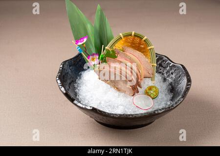 Foie Gras di vino rosso con salsa di mirtilli su ghiaccio, primo piano di sashimi cibo giapponese, Foto Stock