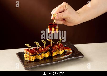 Tamagoyaki, omelette rullate giapponesi con anguilla Foto Stock