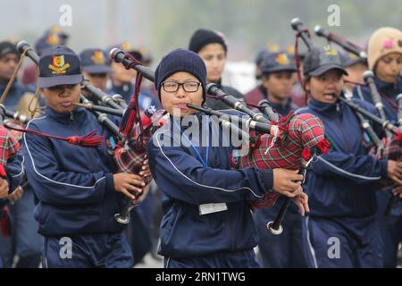 (150121) -- NEW DELHI, 21 gennaio 2015 -- Indian National Cadet Corps members march while playing bagpipe during the Rehearsal for the Republic Day Parade on the Raj Path in New Delhi, India, 21 gennaio 2015. L'India celebrerà il suo 66° giorno della Repubblica il 26 gennaio con una grande parata militare. ) (Djj) INDIA-NUOVA DELHI-REPUBBLICA-PROVA DI GIORNATA ZhengxHuansong PUBLICATIONxNOTxINxCHN nuova Delhi 21 gennaio 2015 i membri del corpo dei cadetti nazionali indiani marciano mentre giocano cornamuse durante le prove per la parata della Festa della Repubblica SUL Raj Path a nuova Delhi India 21 gennaio 2015 l'India festeggia la sua Festa della Repubblica Foto Stock