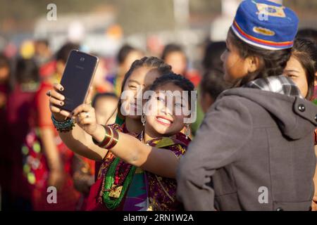 (150121) -- KATHMANDU, 21 gennaio 2015 -- le ragazze di etnia Tamang nepalese scattano foto durante il festival Sonam Lhosar a Kathmandu, Nepal, 21 gennaio 2015. Sonam Lhosar ha segnato il Capodanno lunare per il popolo Tamang, un gruppo etnico indigeno che vive in Nepal. )(hy) NEPAL-KATHMANDU-FESTIVAL-SONAM LHOSAR PratapxThapa PUBLICATIONxNOTxINxCHN Kathmandu 21 gennaio 2015 le ragazze di etnia Tamang nepalese scattano foto durante il Sonam Lhosar Festival a Kathmandu 21 gennaio 2015 Sonam Lhosar ha segnato il Capodanno lunare per le celebrità Tamang al gruppo etnico indigeno che vive in Nepal Hy Nepal Kathmandu Festival Sonam Foto Stock