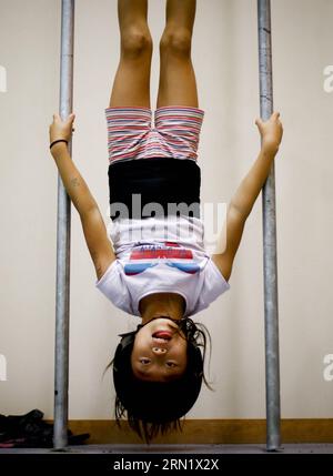 (150123) -- BARCELLONA, 23 gennaio 2015 -- Jana partecipa a una sessione di formazione sulla costruzione di torri umane a Barcellona, in Spagna, il 26 settembre 2014. Jana è una bambina cinese di 8 anni. Fu adottata quando aveva un anno e mezzo da una coppia spagnola, Andreu e Thais, e si trasferì a Barcellona. Un anno fa, Jana ha deciso di unirsi alla squadra locale di torri umane Castellers de Sants. Attualmente, Jana è la star della squadra. È lei che monta la cima della torre umana. ) SPAGNA-BARCELLONA-CASTELLERS PauxBarrena PUBLICATIONxNOTxINxCHN Barcellona 23 gennaio 2015 Jana partecipa a un Training se Foto Stock