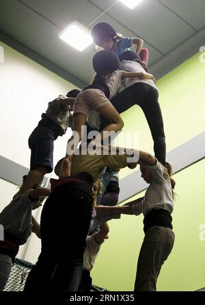 (150123) -- BARCELLONA, 23 gennaio 2015 -- Jana partecipa a una sessione di formazione sulla costruzione di torri umane a Barcellona, in Spagna, il 26 settembre 2014. Jana è una bambina cinese di 8 anni. Fu adottata quando aveva un anno e mezzo da una coppia spagnola, Andreu e Thais, e si trasferì a Barcellona. Un anno fa, Jana ha deciso di unirsi alla squadra locale di torri umane Castellers de Sants. Attualmente, Jana è la star della squadra. È lei che monta la cima della torre umana. ) SPAGNA-BARCELLONA-CASTELLERS PauxBarrena PUBLICATIONxNOTxINxCHN Barcellona 23 gennaio 2015 Jana partecipa a un Training se Foto Stock