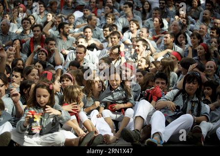 (150123) -- BARCELLONA, 23 gennaio 2015 -- Jana (C, front) festeggia con i compagni di squadra dopo una performance di costruzione di torri umane a Barcellona, in Spagna, il 19 ottobre 2014. Jana è una bambina cinese di 8 anni. Fu adottata quando aveva un anno e mezzo da una coppia spagnola, Andreu e Thais, e si trasferì a Barcellona. Un anno fa, Jana ha deciso di unirsi alla squadra locale di torri umane Castellers de Sants. Attualmente, Jana è la star della squadra. È lei che monta la cima della torre umana. ) SPAIN-BARCELONA-CASTELLERS PauxBarrena PUBLICATIONxNOTxINxCHN Barcelona Jan 23 2015 Jana C. Foto Stock