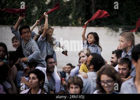 (150123) -- BARCELLONA, 23 gennaio 2015 -- Jana festeggia con i compagni di squadra dopo una performance di costruzione di torri umane a Barcellona, in Spagna, il 19 ottobre 2014. Jana è una bambina cinese di 8 anni. Fu adottata quando aveva un anno e mezzo da una coppia spagnola, Andreu e Thais, e si trasferì a Barcellona. Un anno fa, Jana ha deciso di unirsi alla squadra locale di torri umane Castellers de Sants. Attualmente, Jana è la star della squadra. È lei che monta la cima della torre umana. ) SPAGNA-BARCELLONA-CASTELLERS PauxBarrena PUBLICATIONxNOTxINxCHN Barcellona 23 gennaio 2015 Jana festeggia con il tè Foto Stock