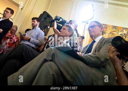 (150123) -- L'AVANA, 23 gennaio 2015 -- Alex Lee (2nd R), Vice Segretario di Stato aggiunto per il Sud America e Cuba degli Stati Uniti, e Jeffrey DeLaurentis (1st R), Capo della missione della sezione di interesse degli Stati Uniti, partecipano a una conferenza stampa situata nella residenza del Capo a l'Avana, Cuba, 23 gennaio 2015. Roberta Jacobson, Assistente Segretario di Stato per gli affari dell'emisfero occidentale degli Stati Uniti, ha ammesso il profondo disaccordo tra i due paesi. Ha confermato la volontà del governo degli Stati Uniti di continuare i colloqui con Cuba per ristabilire il legame diplomatico Foto Stock