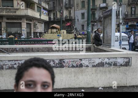 (150124) -- CAIRO, 24 gennaio 2015 -- un veicolo armato egiziano è di guardia all'ingresso della simbolica piazza Tahrir al Cairo, capitale dell'Egitto, il 24 gennaio 2015. L'autorità egiziana ha intensificato la sicurezza sul Cairo un giorno prima del quarto anniversario della rivolta del gennaio 25 nel 2011. ) EGITTO-CAIRO-RIVOLTA-ANNIVERSARIO-SICUREZZA CuixXinyu PUBLICATIONxNOTxINxCHN Cairo 24 gennaio 2015 a Egyptian Armed Vehicle Stand Guard all'ingresso di Piazza Tahrir nella capitale egiziana del Cairo IL 24 gennaio 2015 l'autorità egiziana ha intensificato la sicurezza sul Cairo un giorno prima del quarto anniversario di gennaio Foto Stock