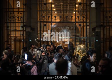 (150124) -- CAIRO, 24 gennaio 2015 -- i giornalisti scattano foto e video della maschera Tutankhamon esposta nel Museo Egizio, il Cairo, Egitto, il 24 gennaio 2015. Il Ministero egiziano delle Antichità ha tenuto una conferenza stampa sabato in risposta alle recenti notizie sui danni e il ripristino della maschera di sepoltura del faraone egiziano Tutankhamon . EGITTO-CAIRO-MUSEUM-TUTANKHAMUM-MASCHERA-CONFERENZA STAMPA PanxChaoyue PUBLICATIONxNOTxINxCHN Cairo 24 gennaio 2015 i giornalisti scattano foto e video della maschera Tutankhamon esposta al Museo egizio Cairo Egitto IL 24 gennaio 2015 Ministero egiziano delle antichità H Foto Stock