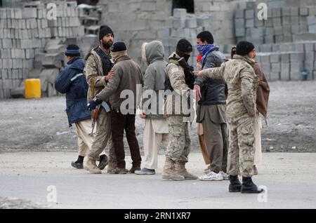 KABUL, i poliziotti afghani frisk pedoni vicino al luogo dell'attentato suicida in auto a Kabul, Afghanistan, 25 gennaio 2015. Un aggressore è stato ucciso e due civili sono stati feriti dopo che una bomba suicida su un camion ha scosso la capitale afghana di Kabul domenica mattina presto, ha detto la polizia. ) AFGHANISTAN-KABUL-ATTACK AhmadxMassoud PUBLICATIONxNOTxINxCHN Kabul poliziotti afghani Frisk pedoni vicino al sito dell'attentato automobilistico suicida a Kabul Afghanistan gennaio 25 2015 una delle VITTIME e due civili sono stati feriti dopo che un camion suicida ha scosso la capitale afghana di Kabul domenica mattina presto la polizia ha detto afghanista Foto Stock