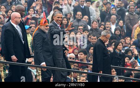 Il presidente degli Stati Uniti Barack Obama (2nd R, front) si rivolge alla folla dopo aver visto la 66th Republic Day Parade dell'India con il primo ministro indiano Narendra modi (3rd R, front) e il presidente indiano Pranab Mukherjee (front R) a nuova Delhi, India, 26 gennaio 2015. L'India lunedì ha iniziato le sue celebrazioni per il 66° giorno della Repubblica, con il presidente degli Stati Uniti Barack Obama come ospite principale dell'evento. )(bxq) INDIA-NEW DELHI-OBAMA-REPUBLIC DAY ParthaxSarkar PUBLICATIONxNOTxINxCHN il Presidente degli Stati Uniti Barack Obama 2° fronte gesti alla folla dopo aver visto la Parata del giorno della Repubblica dell'India con i primi Ministri indiani Na Foto Stock