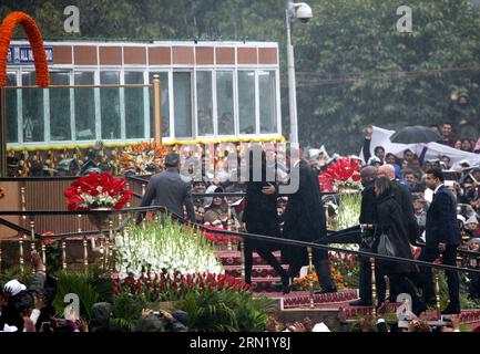 Il presidente degli Stati Uniti Barack Obama (3rd L) e sua moglie Michelle (2nd L) arrivano per la Republic Day Parade a nuova Delhi, India, 26 gennaio 2015. L'India lunedì ha iniziato le sue celebrazioni per il 66° giorno della Repubblica, con il presidente degli Stati Uniti Barack Obama come ospite principale dell'evento. )(bxq) INDIA-NEW DELHI-OBAMA-REPUBLIC DAY PARADE ParthaxSarkar PUBLICATIONxNOTxINxCHN il presidente degli Stati Uniti Barack Obama 3rd l e sua moglie Michelle 2nd l arrivano per la Republic Day Parade a nuova Delhi India gennaio 26 2015 India lunedì ha iniziato le celebrazioni per la Festa della Repubblica con il presidente degli Stati Uniti Barack Obama come capo ospite DELL'evento India Foto Stock