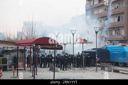 AKTUELLES ZEITGESCHEHEN Gewaltsame Proteste im Kosovo (150127) -- PRISTINA, JAN. 27, 2015 -- poliziotti antisommossa affrontano i manifestanti in Piazza Ibrahim Rugova a Pristina, capitale del Kosovo, 27 gennaio 2015. La presenza del caos ha coinvolto martedì il centro di Pristina durante una protesta anti-governativa scoppiata negli scontri tra manifestanti e la polizia del Kosovo. Oltre 100 persone sono rimaste ferite in entrambi i campi, mentre un agente di polizia è stato gravemente ferito. ) KOSOVO-PRISTINA-ANTI-GOVERNO-PROTESTA SafetxKabashaj PUBLICATIONxNOTxINxCHN notizie attualità proteste violente in Kosovo Pristina 2 gennaio Foto Stock