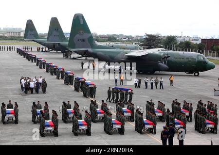 (150129) -- PASAY CITY, 29 gennaio 2015 -- i membri della Philippine National Police Special Action Force (PNP-SAF) trasportano i cofanetti dei loro compagni caduti alla base aerea di Villamor a Pasay City, Filippine, 29 gennaio 2015. Quarantaquattro membri del PNP-SAF sono stati uccisi presumibilmente da Moro Islamic Liberation Front e Bangsamoro Islamic Freedom Fighters il 25 gennaio a Mamasapano, Maguindanao. FILIPPINE-PASAY City-POLICE RouellexUmali PUBLICATIONxNOTxINxCHN Pasay City gennaio 29 2015 i membri della Philippine National Police Special Action Force PNP SAF portano lo scrigno della loro caduta Foto Stock