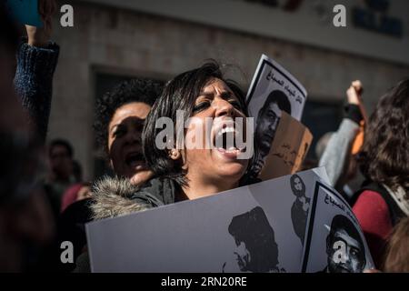 (150129) - CAIRO, 29 gennaio 2015 -- manifestanti femminili gridano slogan durante una manifestazione che memora la manifestante femminile, Shaimaa al-Sabbagh, che è stata uccisa durante una protesta alla vigilia del quarto anniversario della rivolta del 25 gennaio, a Talaat Harb Square, lo stesso luogo della sua morte, nel centro del Cairo, in Egitto, il 29 gennaio 2015. ) (Zjy) EGITTO-CAIRO-DIMOSTRAZIONE PanxChaoyue PUBLICATIONxNOTxINxCHN Cairo gennaio 29 2015 manifestanti femminili gridano slogan durante una dimostrazione che memora la donna al Who What Shot Dead durante una protesta alla vigilia del quarto anniversario della rivolta di gennaio 25 Foto Stock